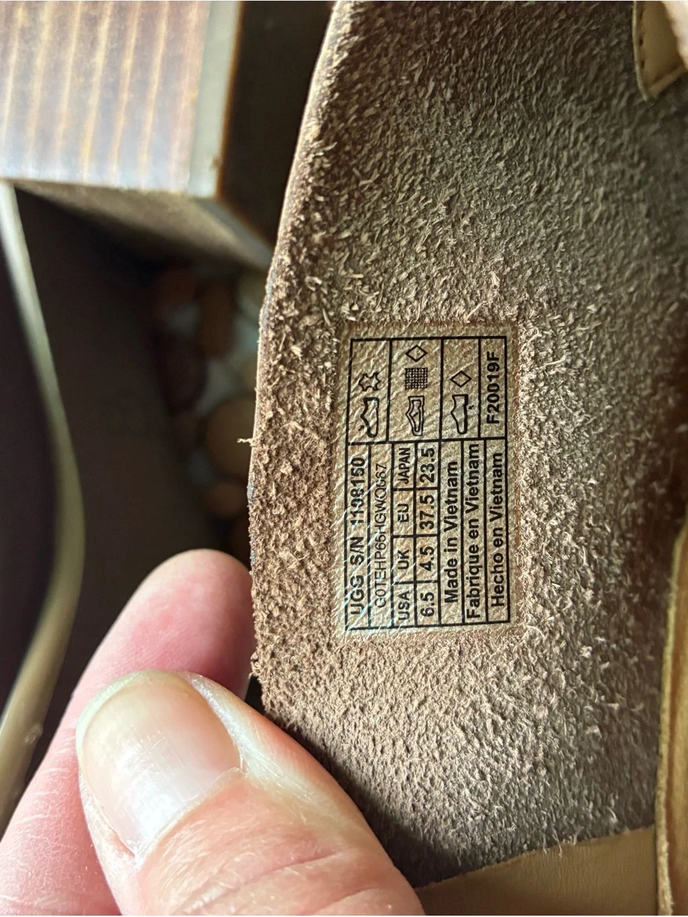 UGG elegant brown